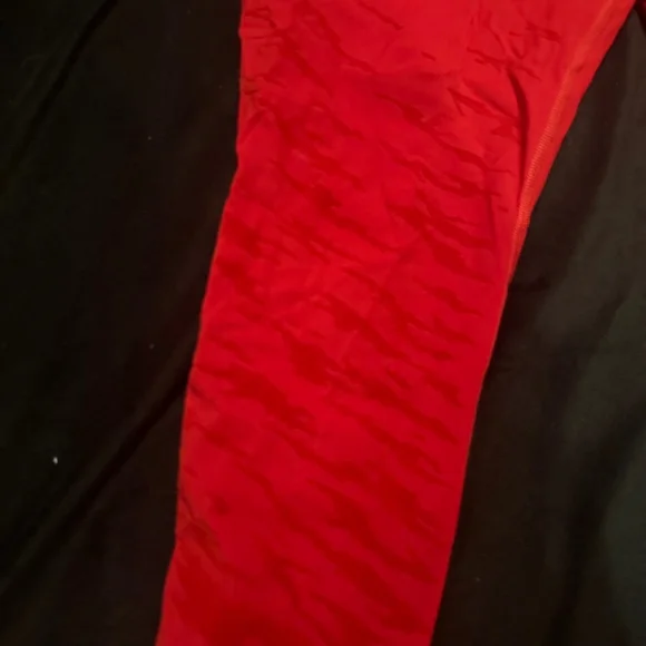 Lululemon Red Tiger Lunar New Year limited edition Wunder Under high waist 25" - Picture 2 of 6